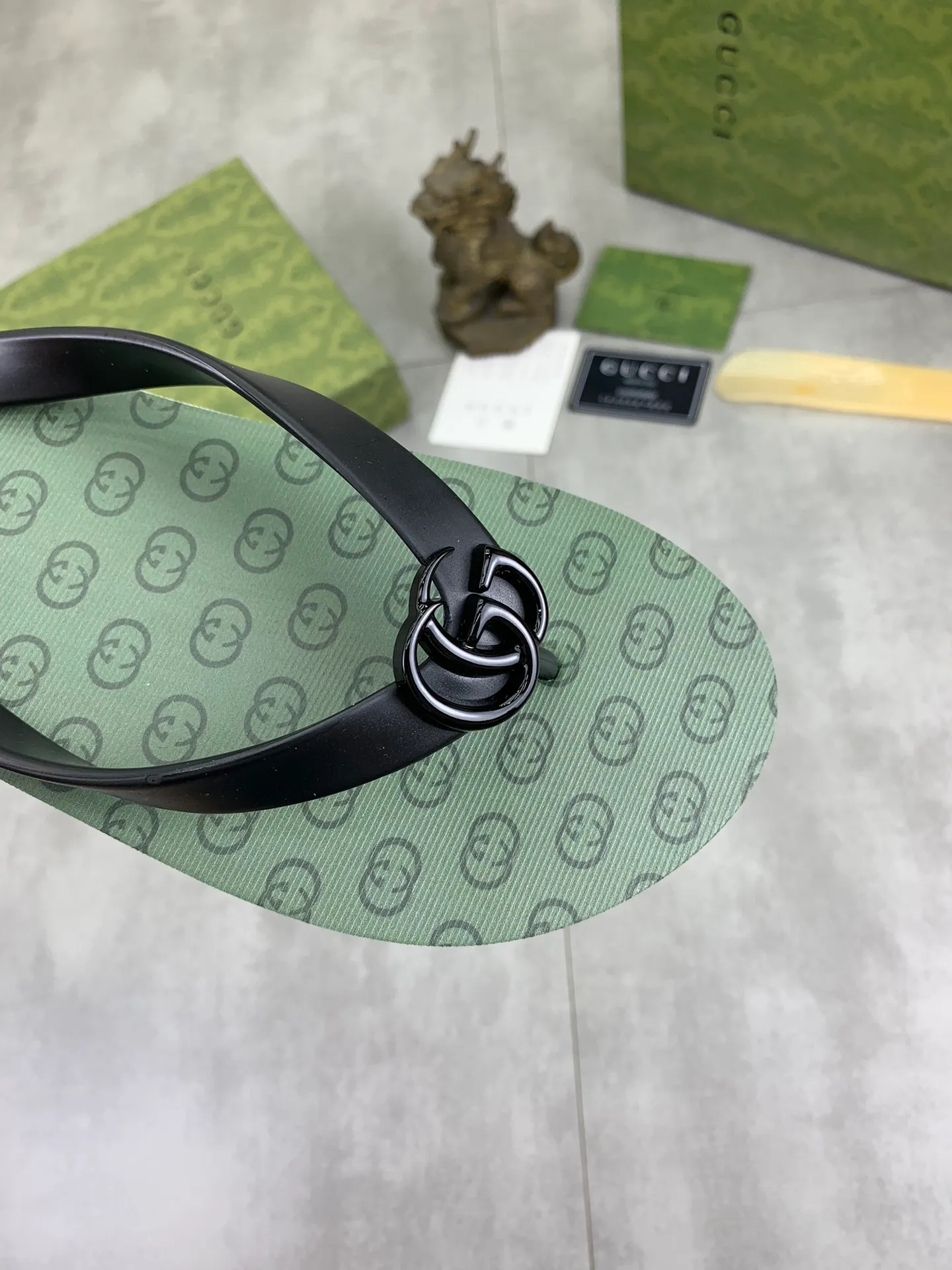 Men's men's shoes 💰P220💰【New style】🆘【GUCCI】Official website's popular Gucci adult couple 🧑‍🤝‍🧑 style, children's flip-flops are on sale at the counter simultaneously! Original fabric imported from Italy. Original bottom provided by the original factory. Size: Adult 36-45. Children’s size: 30-37. Multiple colors available.